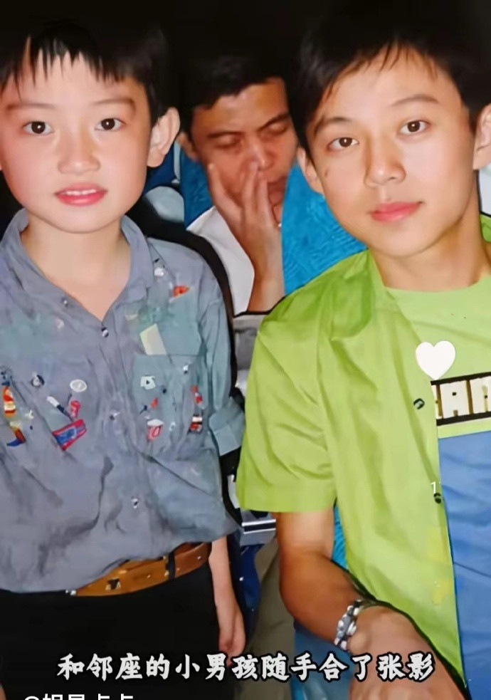 1997年，何炅和一个小男孩在飞机上合影。没想到的是，后来，这个小男孩成了内娱顶