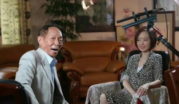 鲁豫采访袁隆平：“您知道巩俐吗？”袁老说：“不知道。”“周杰伦呢？”袁老接着摇头