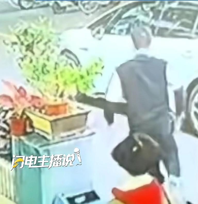 现在很多人已经无法离开手机，就算是自己的孩子在身边，也会常常因为耍手机而耽误广