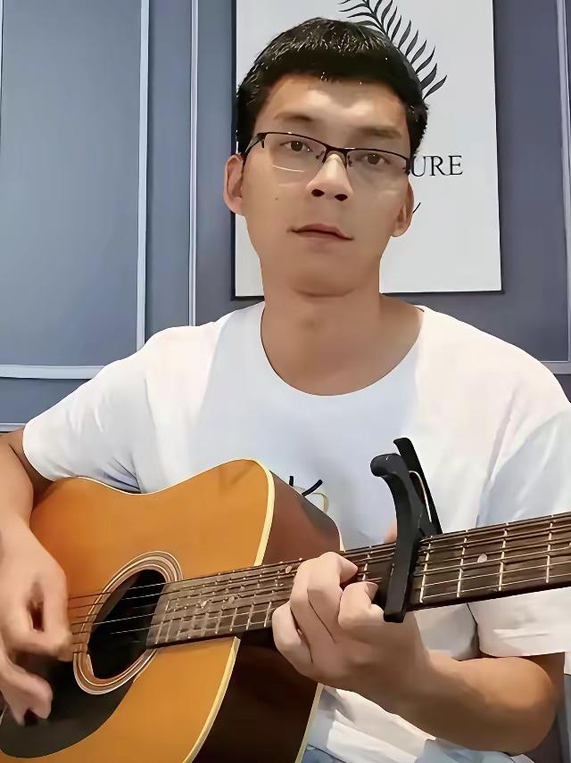 又是一年高考时！！不禁让人又想起了这两位高考狂人！左边的这位是考霸唐尚珺，目