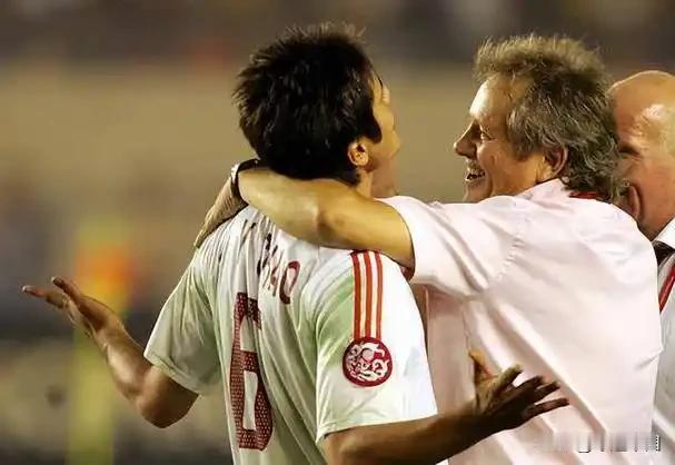 2004年11月17日，国足7-0领先后仍在疯狂进攻，因教练组误算净胜球，以为需