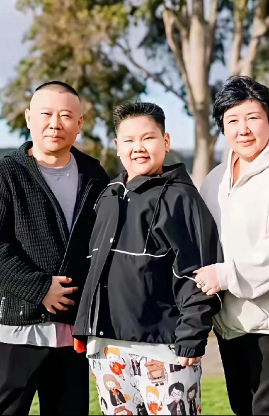 这是郭德纲小儿子。一家三口去澳洲度假了。小儿子的长相真是照郭麒麟比，差远了