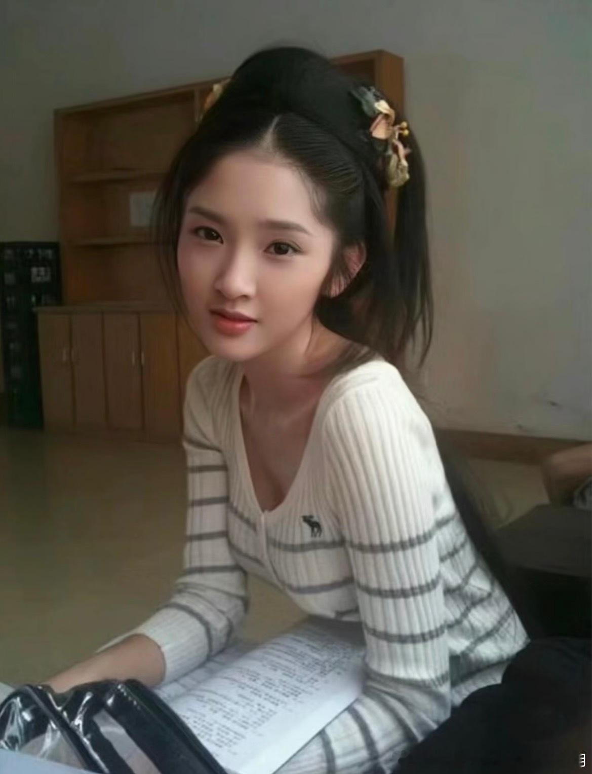 唐艺昕没有妊娠纹其实唐艺昕产后也有受到了一些皮肤病的折磨，只不过是后面积极治疗恢