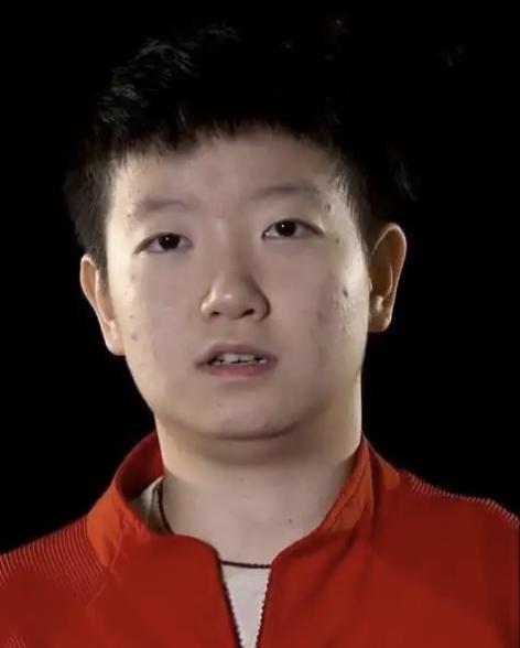 去掉滤镜的莎莎是这样的，脸上有青春痘，皮肤也没有那么细腻，真实的就像平常的你我，