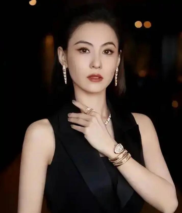 谢霆锋怕是万万没想到,离婚14年,亲妈狄波拉一句对张柏芝的夸赞,瞬间掀起舆论热潮