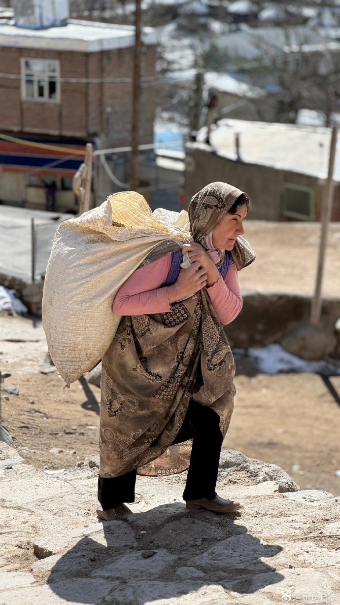 惊呆了！明明美伊打得热火朝天，别人都在玩命往外跑，然而在土耳其的伊朗人却集体往回