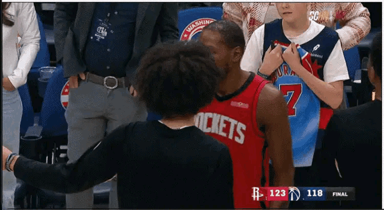 火箭老将杜兰特不愧是当今联盟年轻球员们的偶像！在今天火箭客场以123：118击败