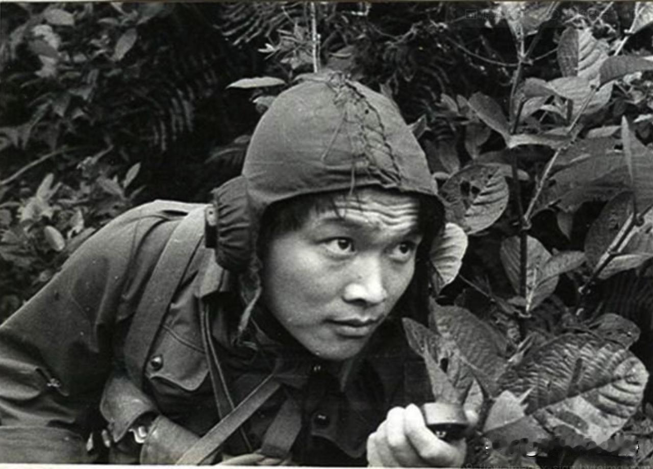 1984年，战士误闯越军指挥部，几名越军举着手电筒，进来乱照。他急忙躲进尸体堆，