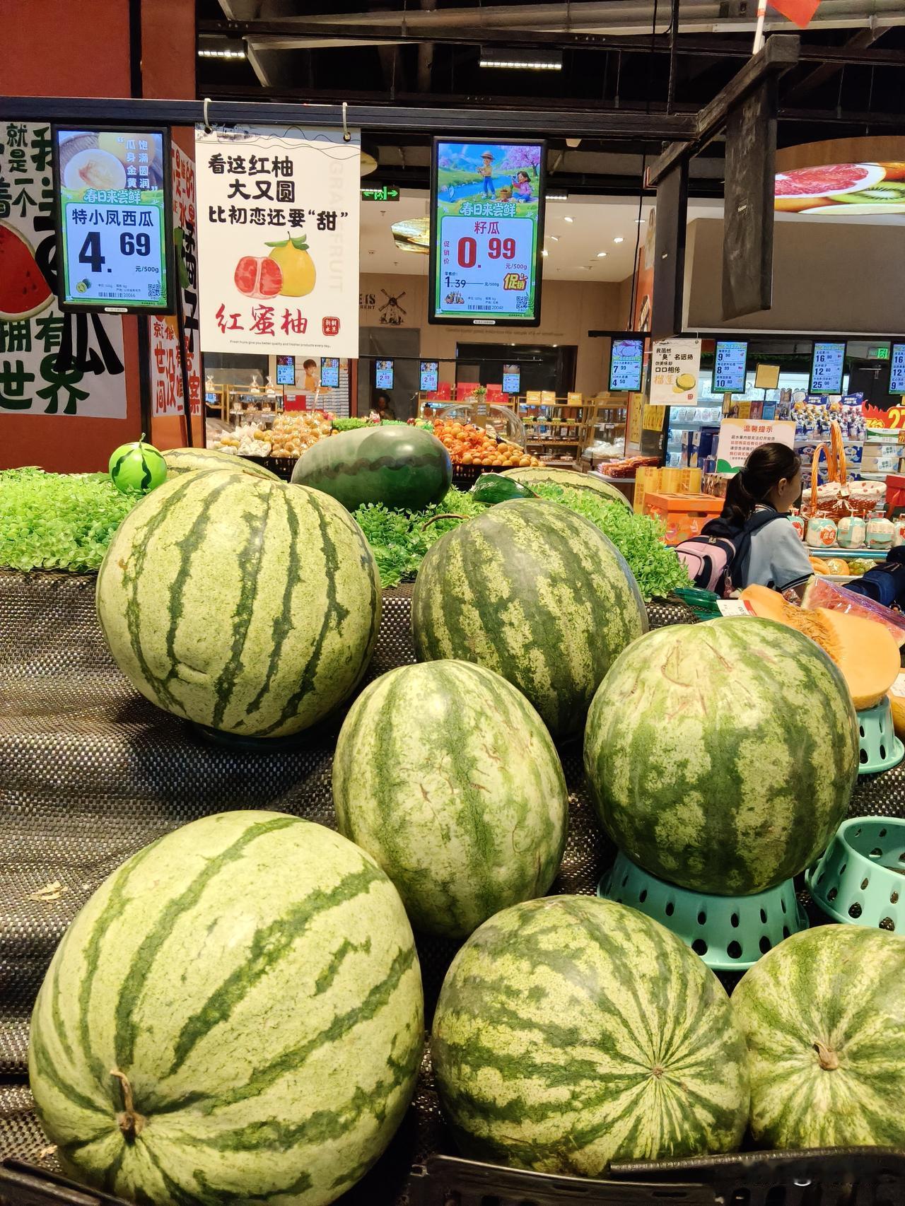 今天去超市采购点东西，看看最近兰州的物价吧。兰州特色籽瓜一斤0.99元，特小凤