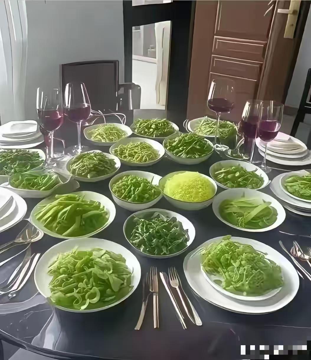 看了全网晒的年夜饭，只有这三桌最有特点。这桌菜的名字取得真有意思，叫“绿绿大顺金