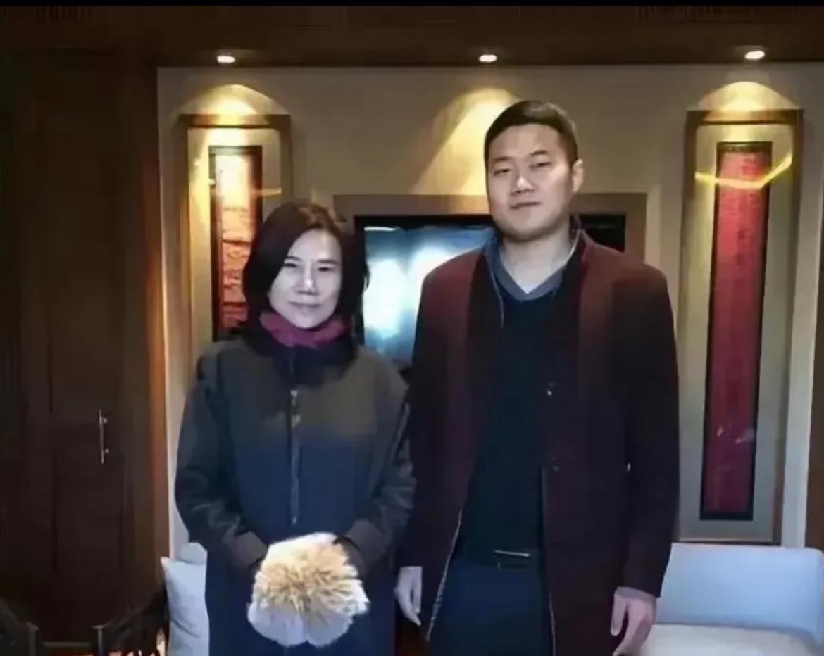 董明珠在外强悍铁腕，对她40多岁的好大儿倒是罕见的温柔顺从。当年接受采访，说儿
