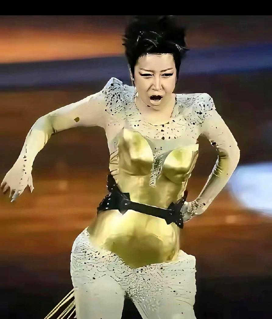 用开会的灯光孙悦这是要干嘛？她就穿着那身一般人撑不起来的衣服，站