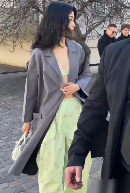 金泰梨这一身绿，米兰街头一站，多少镜头死死盯着，就等着她滤镜一掉，现出原形。