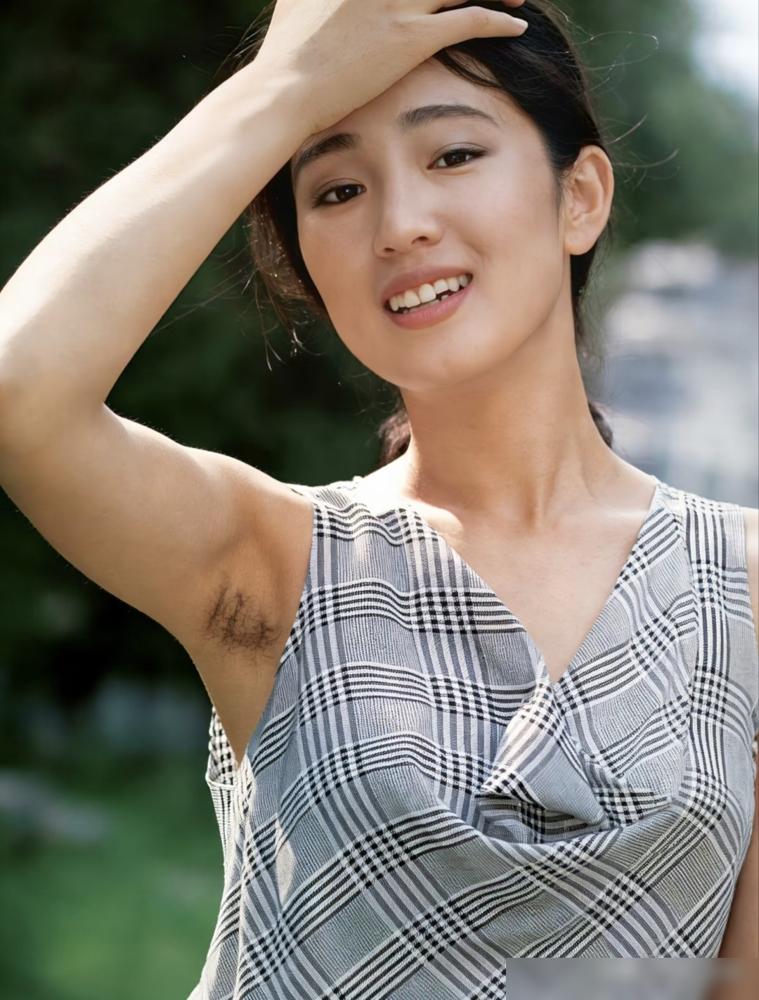 你敢相信吗？30年前的巩俐和王祖贤，走红毯竟然从不刮腋毛。翻开当年的老挂历