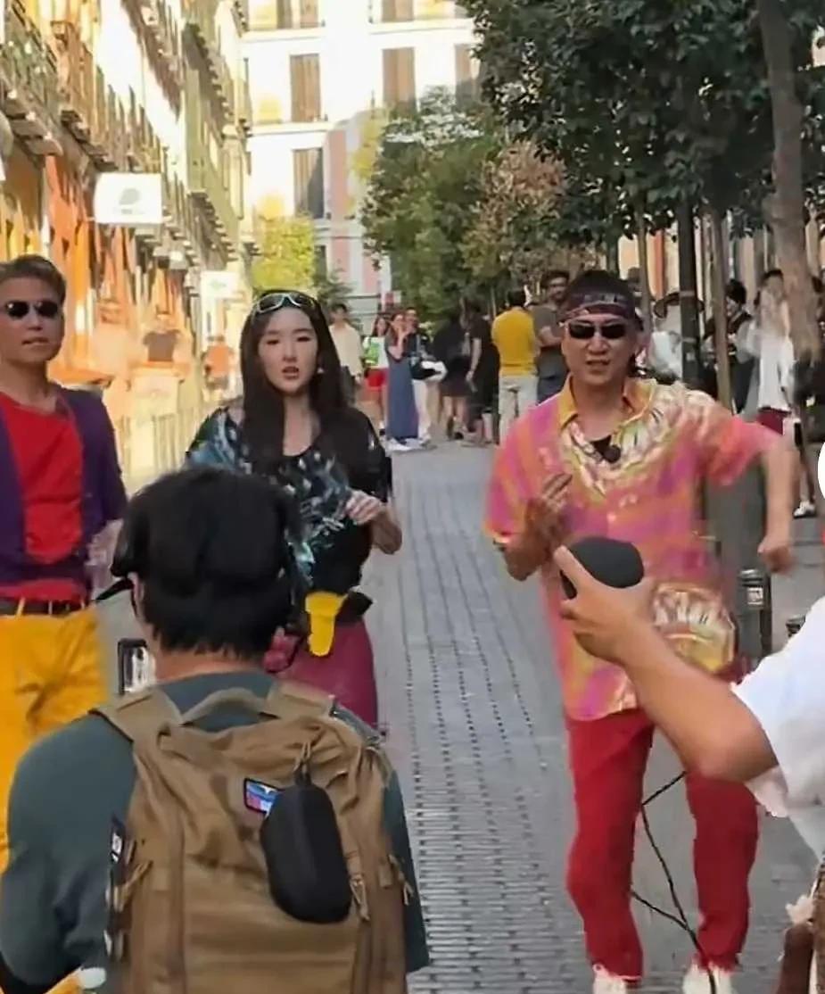 王玉雯不要淑女形象了吗？国外街头和两个大叔这也太晃眼睛了。王玉雯也是活泼开朗，