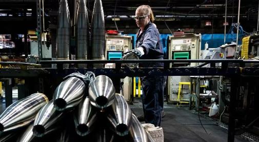 美军武器急需补充库存之际，中方果断宣布稀土涨价，这下白宫傻眼了！ 据彭博社报