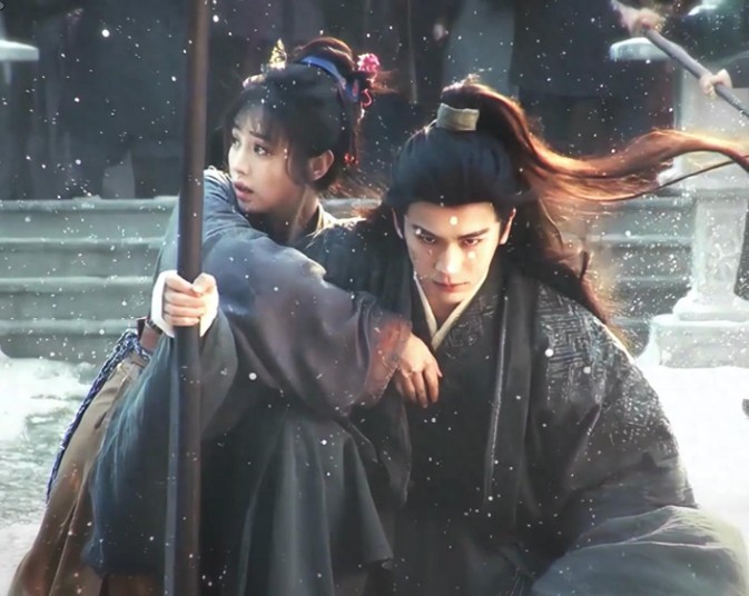 《逐玉》剧情越看越离谱。这戏打光和转场是真好，前面几集主要看男女主的颜值了。但现