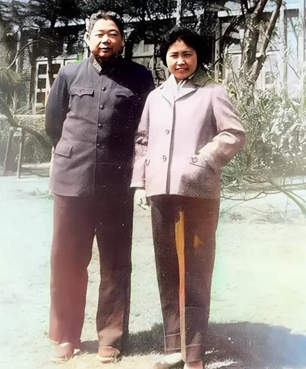 1949年5月，上海刚解放没几天，陈赓就摸去了亡妻王根英的娘家。门一开，王根英的