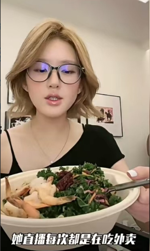 大家有没有留意到一个事儿？赵露思每次吃饭，好像都是外卖，连她爸爸也一样。