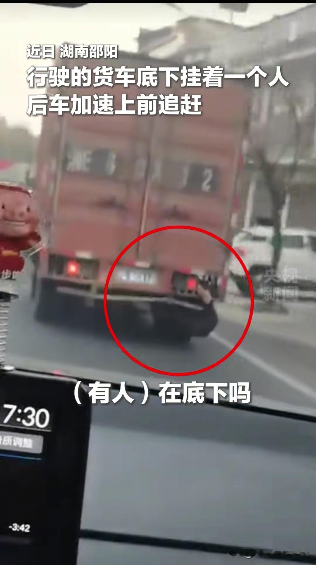 最后泪崩了！一段救人的视频被央视新闻和人民日报转发，湖南一名骑电瓶车的老人被一个