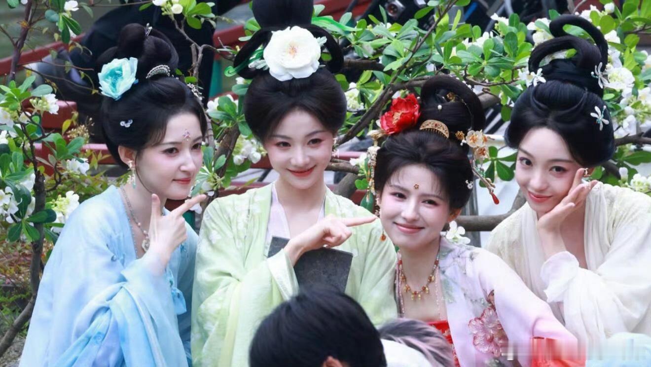 胡意旋以前我还觉得她很可爱，但是自从看了落花时节又逢君之后，觉得她当不了主角火不