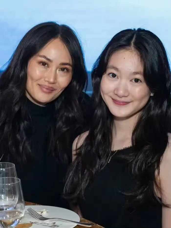 奥莉妈妈的脸型爸爸的五官李小鹏带奥莉出席活动，还记得当年综艺里可爱的小奥莉，现
