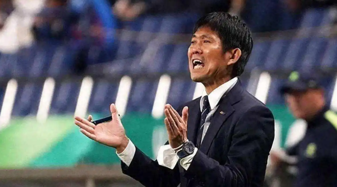 日本男足主帅森保一终于服软了！