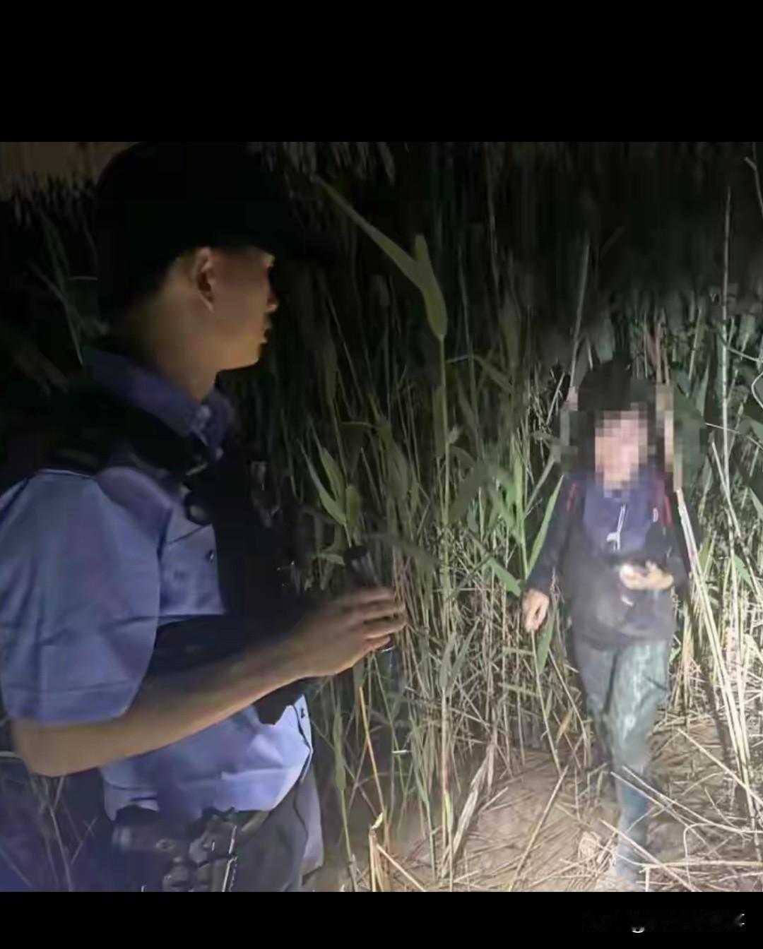 宁波夫妻赶海，妻子消失在比人还高的芦苇荡！涨潮前半小时，民警深一脚浅一脚冲进泥沼