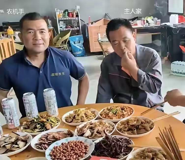 江苏一对农机手夫妻开着收割机，千里迢迢奔赴四川帮人收麦。没想到干完活临走时，夫妻
