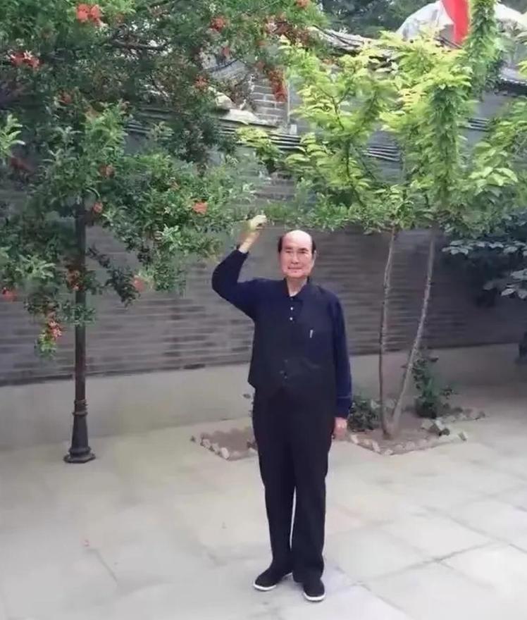 张万年将军退休后，常年坚持登山、晨练等运动，同时坚持练字、读书，始终保持着军旅生