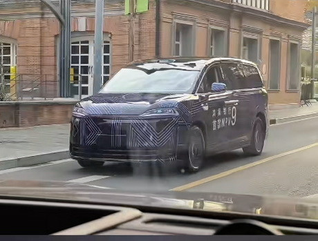 和我上次猜测是一样，鸿蒙智行智界V9，全尺寸智能MPV。大而全，全而大。这车