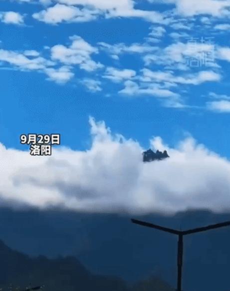 “上新华社了！”河南洛阳，一名游客游玩时偶然抬头，竟发现茫茫云海中藏着一座金碧辉