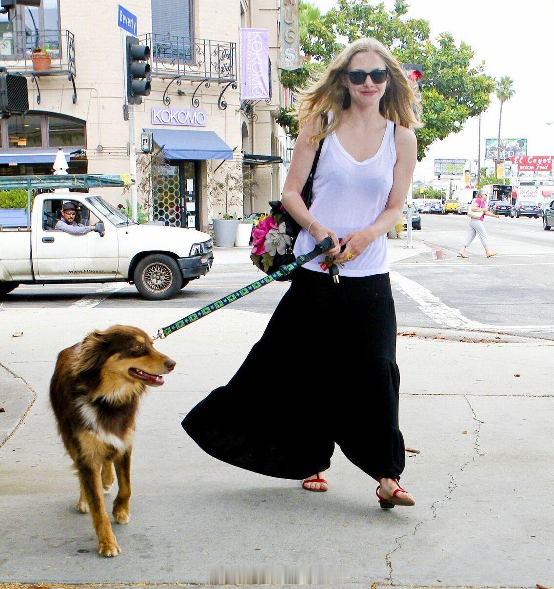 阿曼达·塞弗里德，应该是我知道的好莱坞女明星里，最喜欢小狗的。她的狗叫Finn，