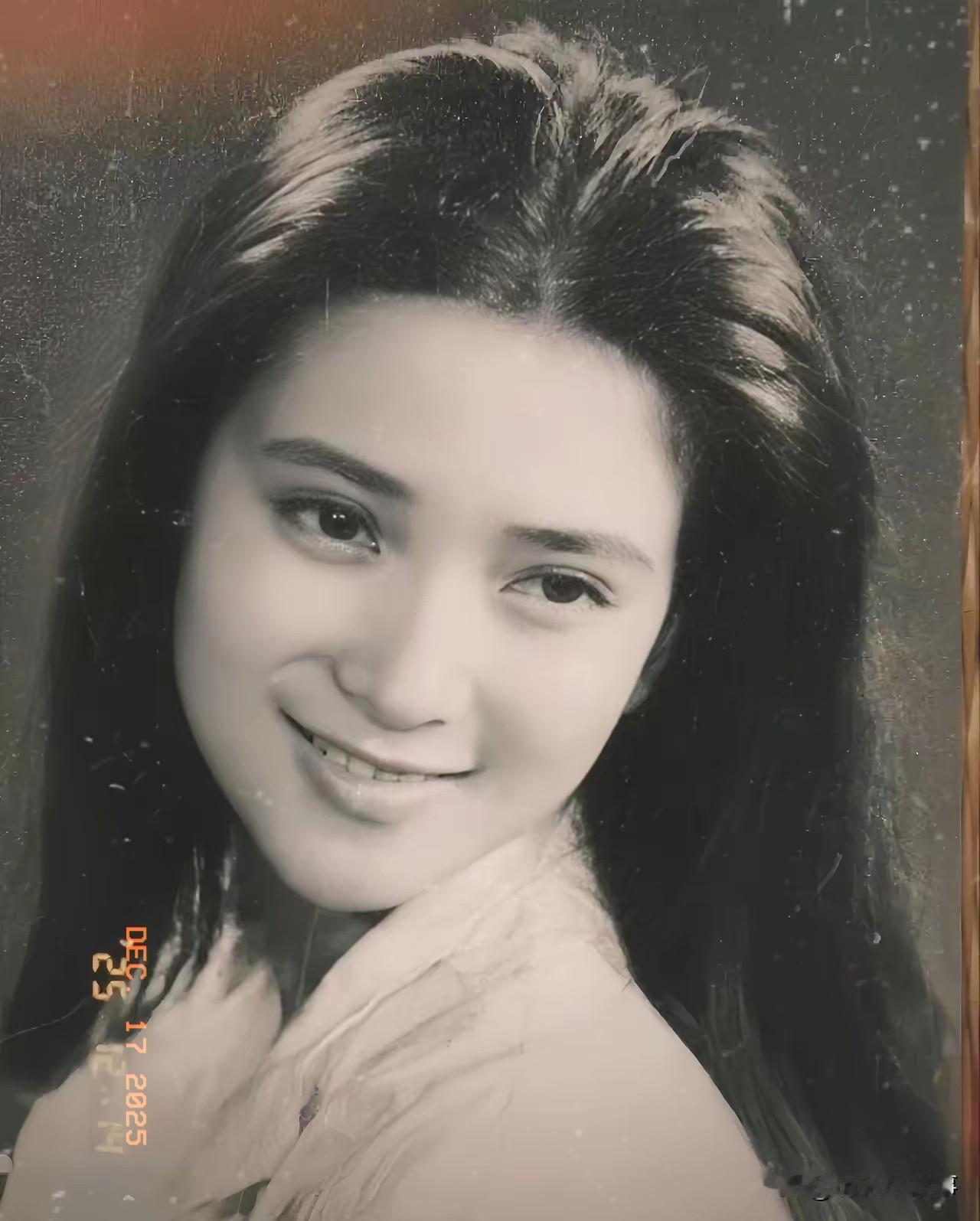 不查不知道一查就知道：何晴生前住北京郊区的别墅里，而且她也有一辆英菲尼迪豪车，