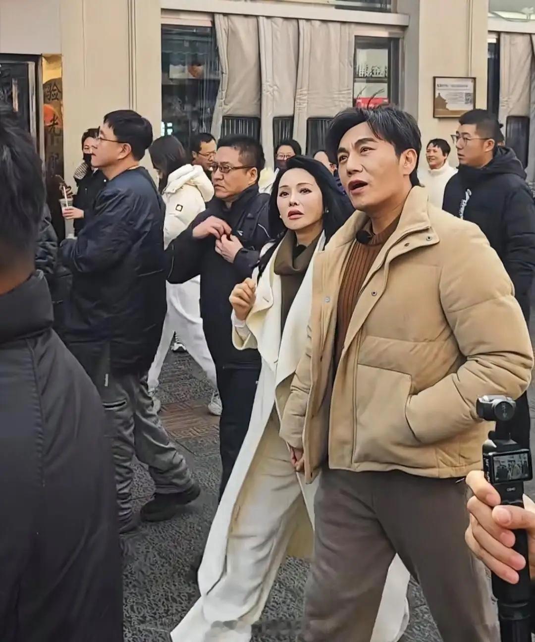 58岁伊能静和老公秦昊回沈阳公婆家过年，，她和老公秦昊牵着手一起外出逛街，看起来