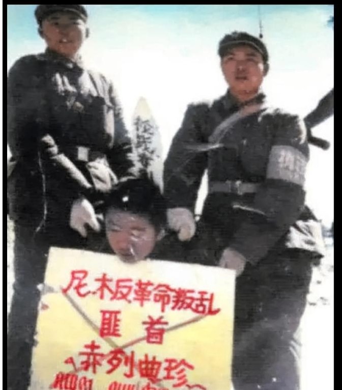 1970年，西藏公审大会，“女匪首”赤列曲珍跪在地上，面色苍白，再也没有了之前的