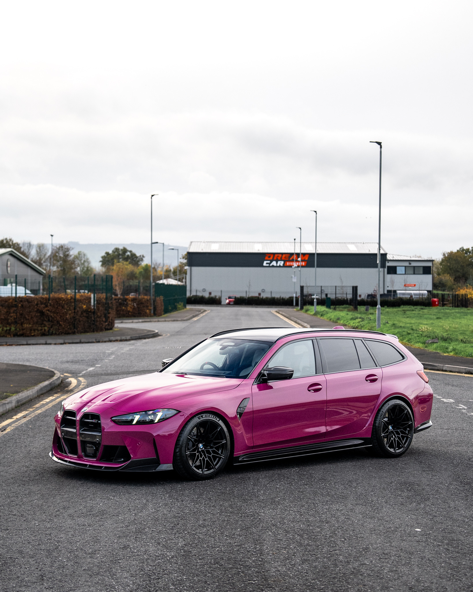 BMWM3Touring这个配色是保时捷的RubystarRed，美不