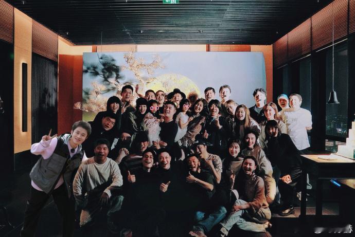 陈赫找了一晚上这照片里的鹿晗陈赫评论区说我清醒了…找了一晚上这照片里的小鹿！哈哈