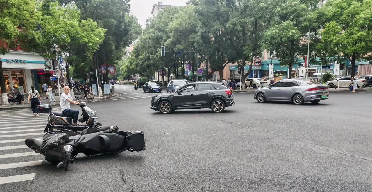 今天上午在衡阳市中心医院华新分院十字路口发生一起交通事故，一辆豪华摩托车与一辆S