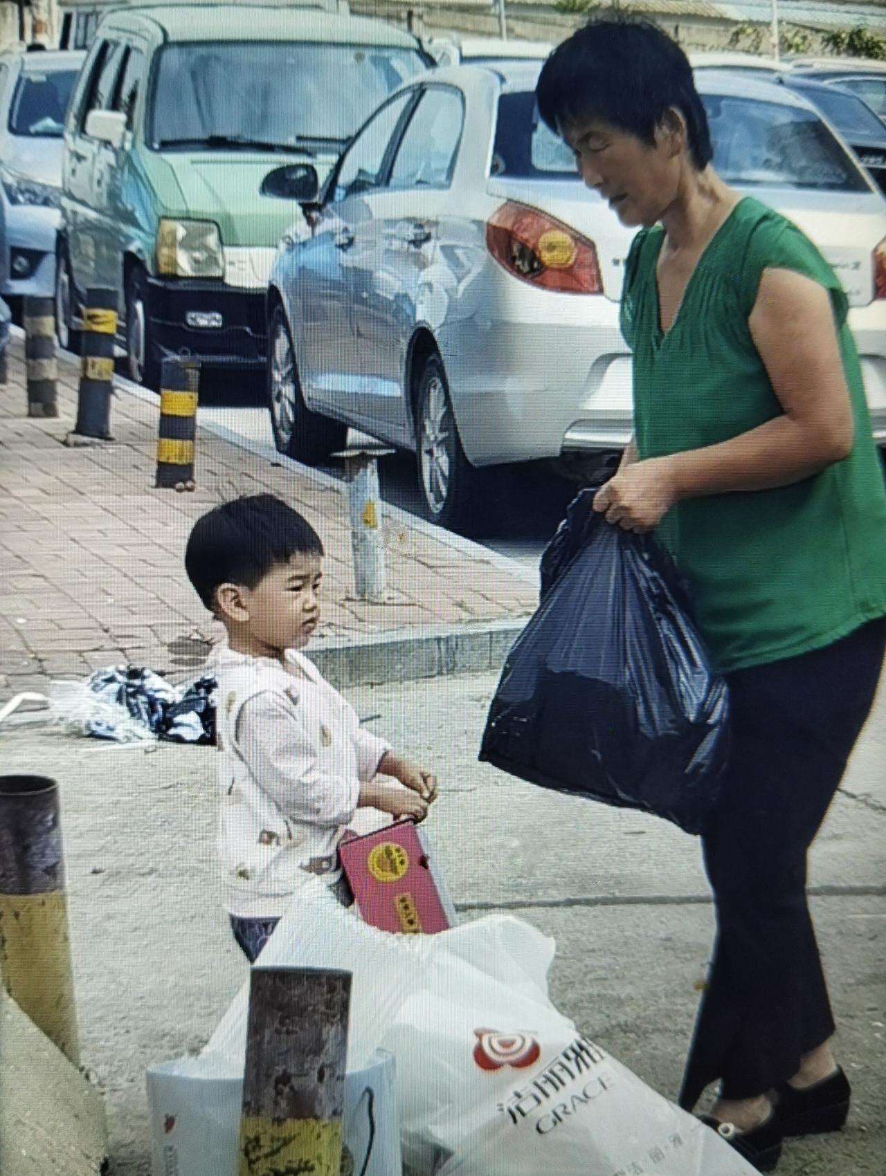 龙生龙凤生凤，老鼠生儿会打地洞。看看这个捡垃圾的奶奶，推着婴儿车，载着小女孩去
