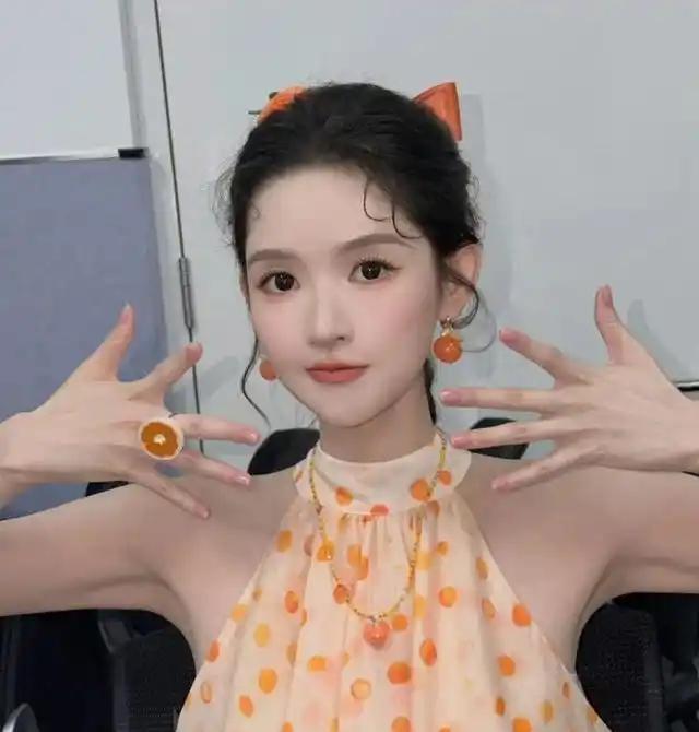王玉雯穿搭火了，普通人别只看热闹，学她这2个技巧比买贵裙子管用