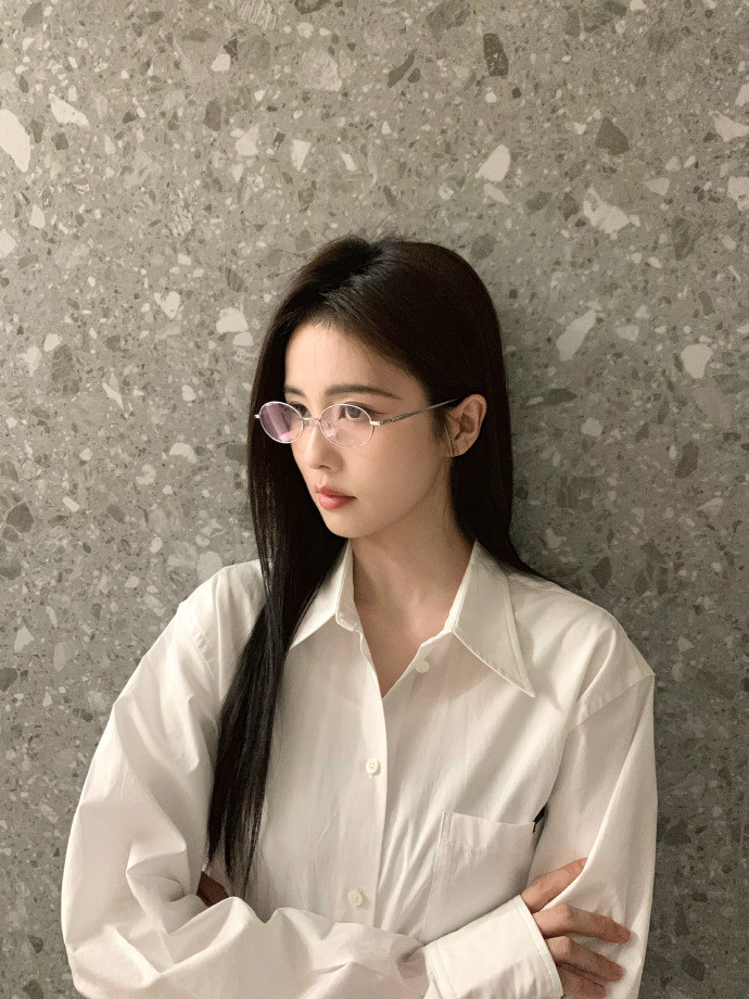1、白鹿下一部戏下半年开，导演是郭虎两人合作过《以爱为营》，可把白鹿坑惨了，白鹿