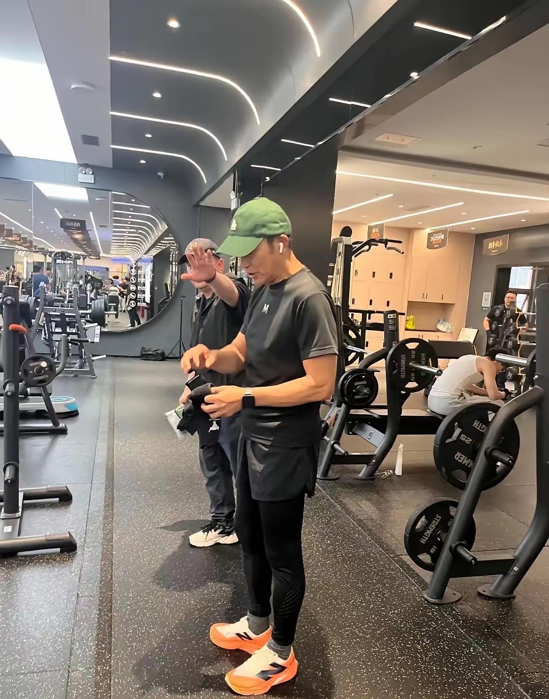 广州健身房网友偶遇71岁任达华，状态令人惊叹。他身材健硕、皮肤黝黑，尽显活力与男