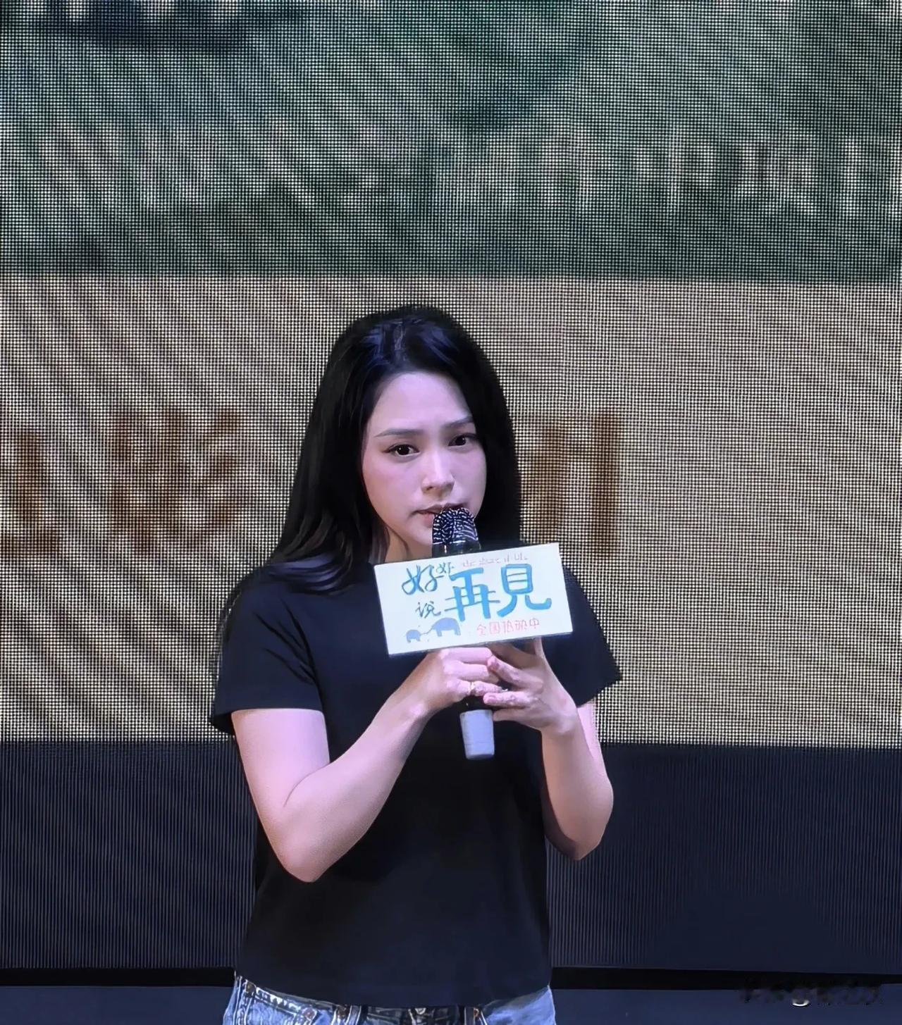 就这样说吧，现在为什么？很多人觉得阿娇的长相一般呢，是因为现在很多美女都长这样。