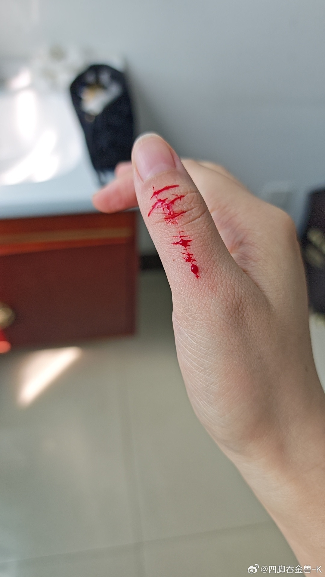 不是说天蝎座的水逆结束了么？怎么越来越重了呢？暖哥病毒感染烧了一天。直播前被刀划住手，立马冲水奔去搞