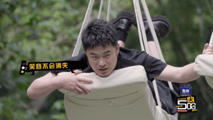 鹿晗邓超陈赫风水轮流转哈哈哈哈哈鹿晗刚才还在笑别人，现在自己挂在上面，笑容全没