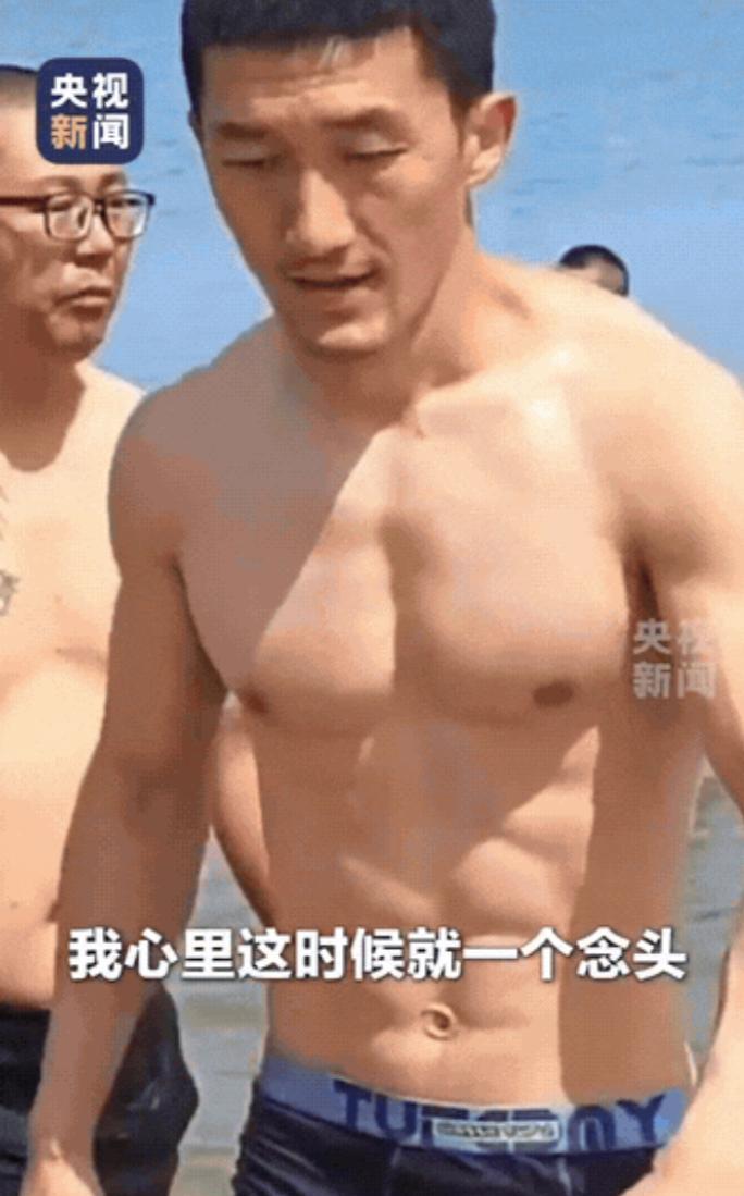 辽宁大连，4岁男孩在浴场玩水时被卷到海中，正当父母焦急万分时，一名男子突然冲向海