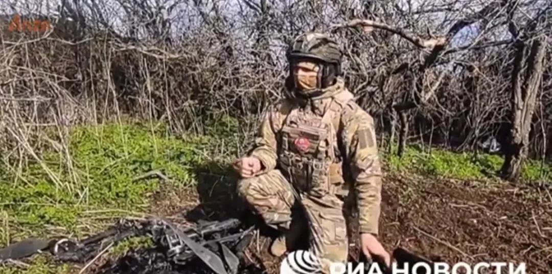 毛子的士兵还是敢战斗的，在漆黑的夜里，以身犯险，使用带夜视红外的狙击步枪，埋伏乌