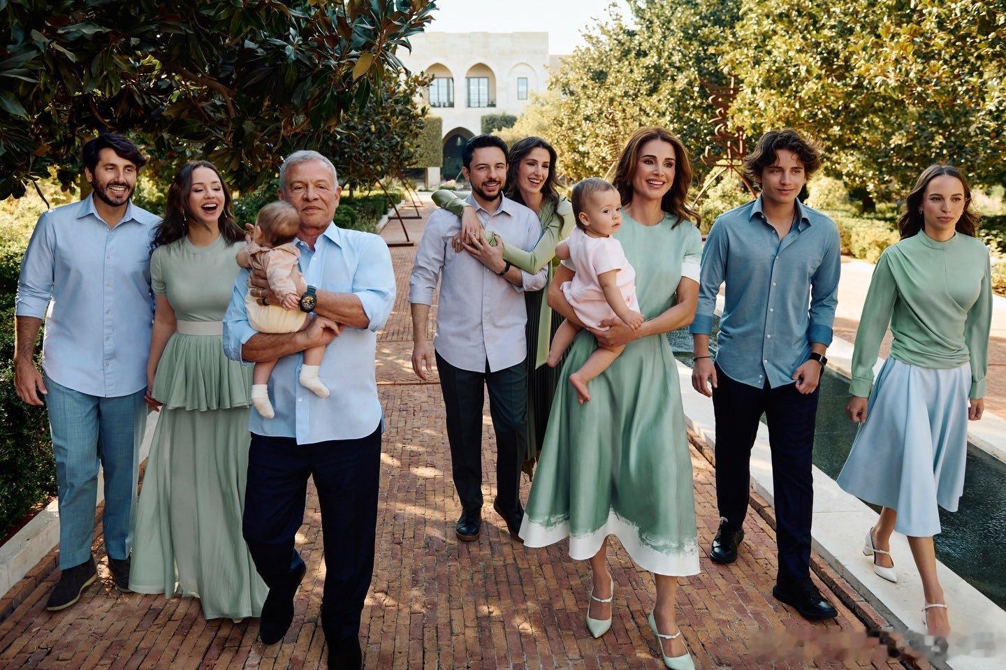 新闻2025.12.13约旦王室发布约旦国王一家的新年贺卡，阿卜杜拉二世抱着