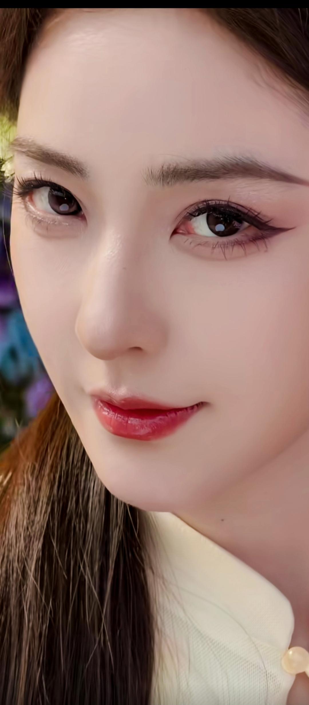 红妆美人，含笑倚春风。